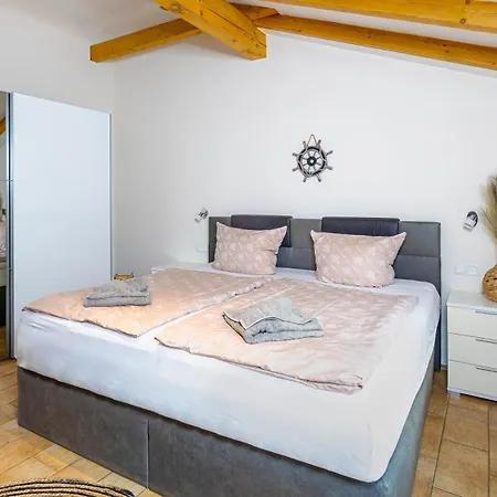 Haus Seeblick Mit 9 Apartment Alt Reddevitz